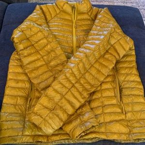 Men’s XL Mountain Hardwear puffer coat.